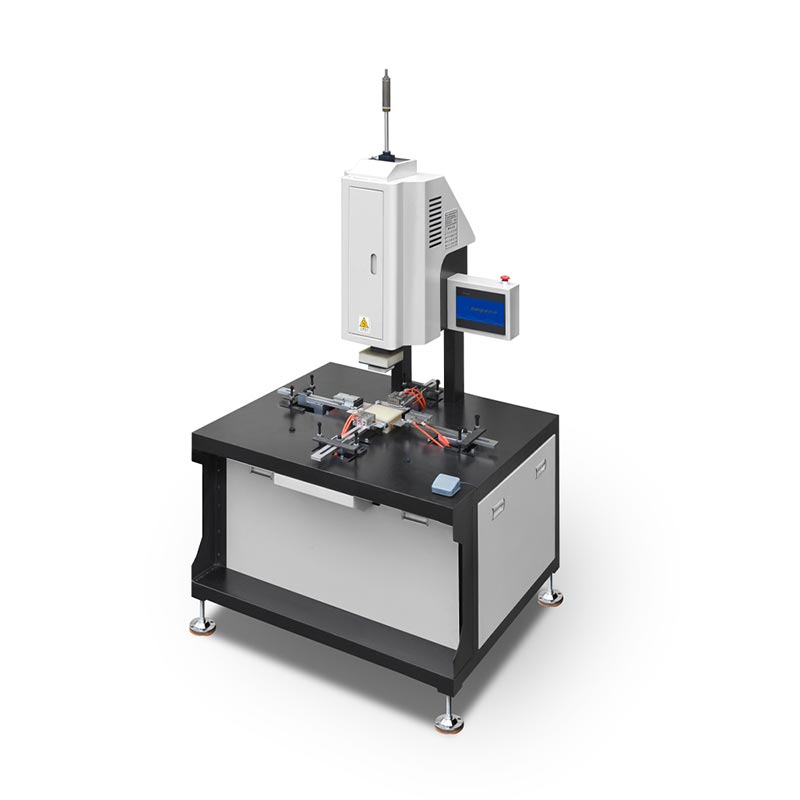 Stroj na balení okrajů pevných krabic